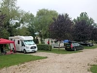 Parcel·la de terra dur amb aigua, llum i desguàs per a caravana (prèmium)