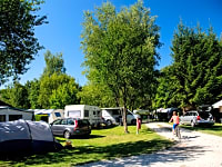 Piazzola su terreno battuto e erba con elettricità