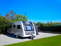 Piazzola roulotte/camper su terreno battuto completamente attrezzata (premium)