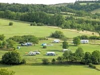 Parcel·la de gespa amb electricitat opcional per a tenda de campanya o per a remolc tenda