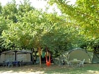 Op gras en aarde staplaats voor een tent of voor caravan , met elektriciteit