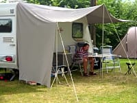 Parcel·la de gespa amb electricitat opcional per a tenda de campanya, per a remolc tenda o per a caravana