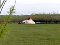 Op gras staplaats , met elektriciteit
