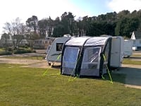 Parcel·la de gespa amb electricitat per a caravanes