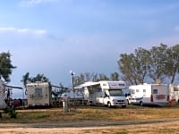Emplacement pour autocaravane sur sol dur et herbe avec électricité