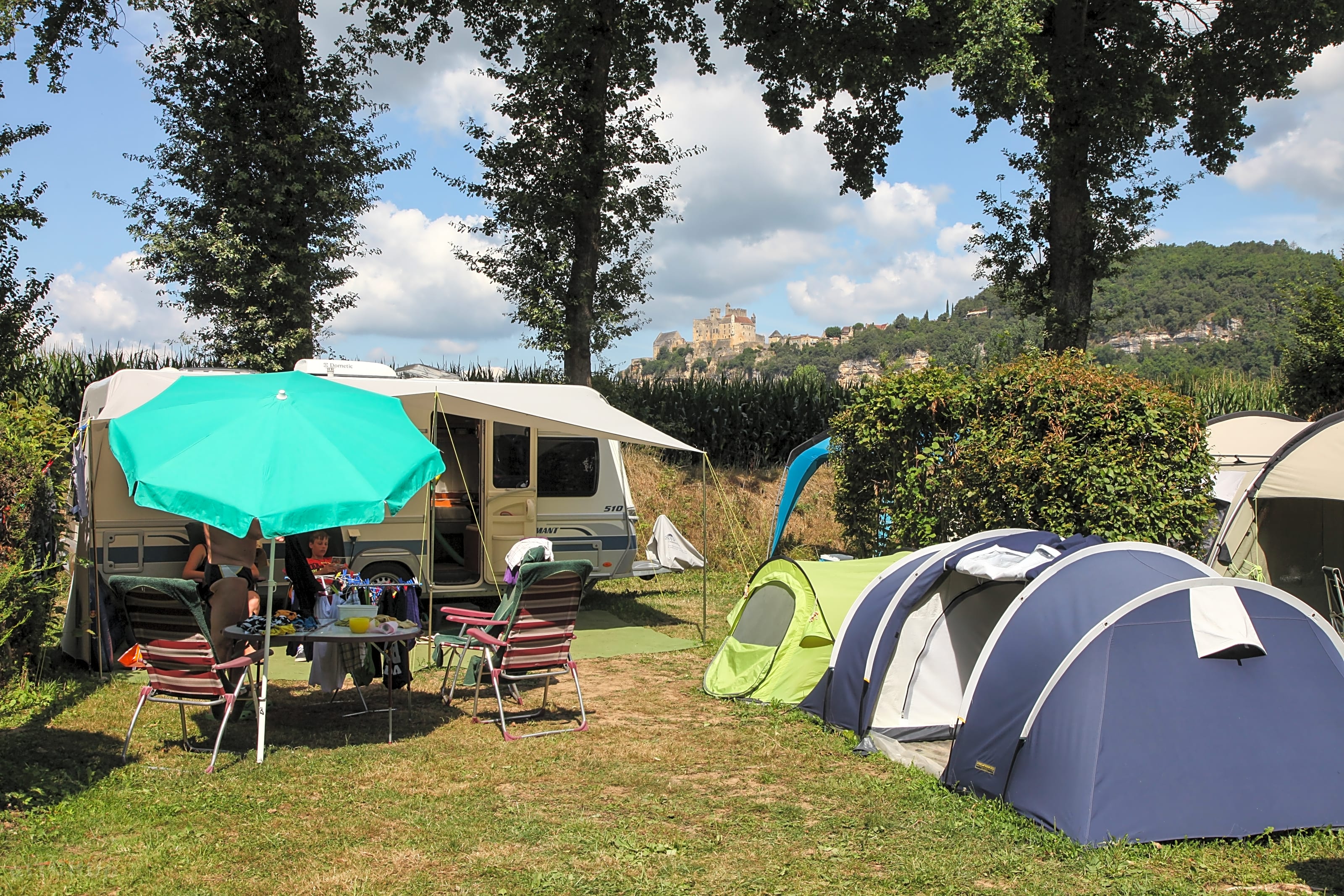 Включи camping. Кемпинг. Организованные кемпинги. Camping Ardeche. Площадка для мероприятий в кемпинге.