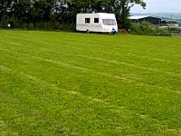 Parcel·la de gespa amb electricitat per a caravana