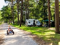 Parcel·la de gespa amb aigua, llum i desguàs per a caravanes (comoditat)