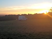 Op gras staplaats voor een tent of voor vouwwagen zonder elektriciteit