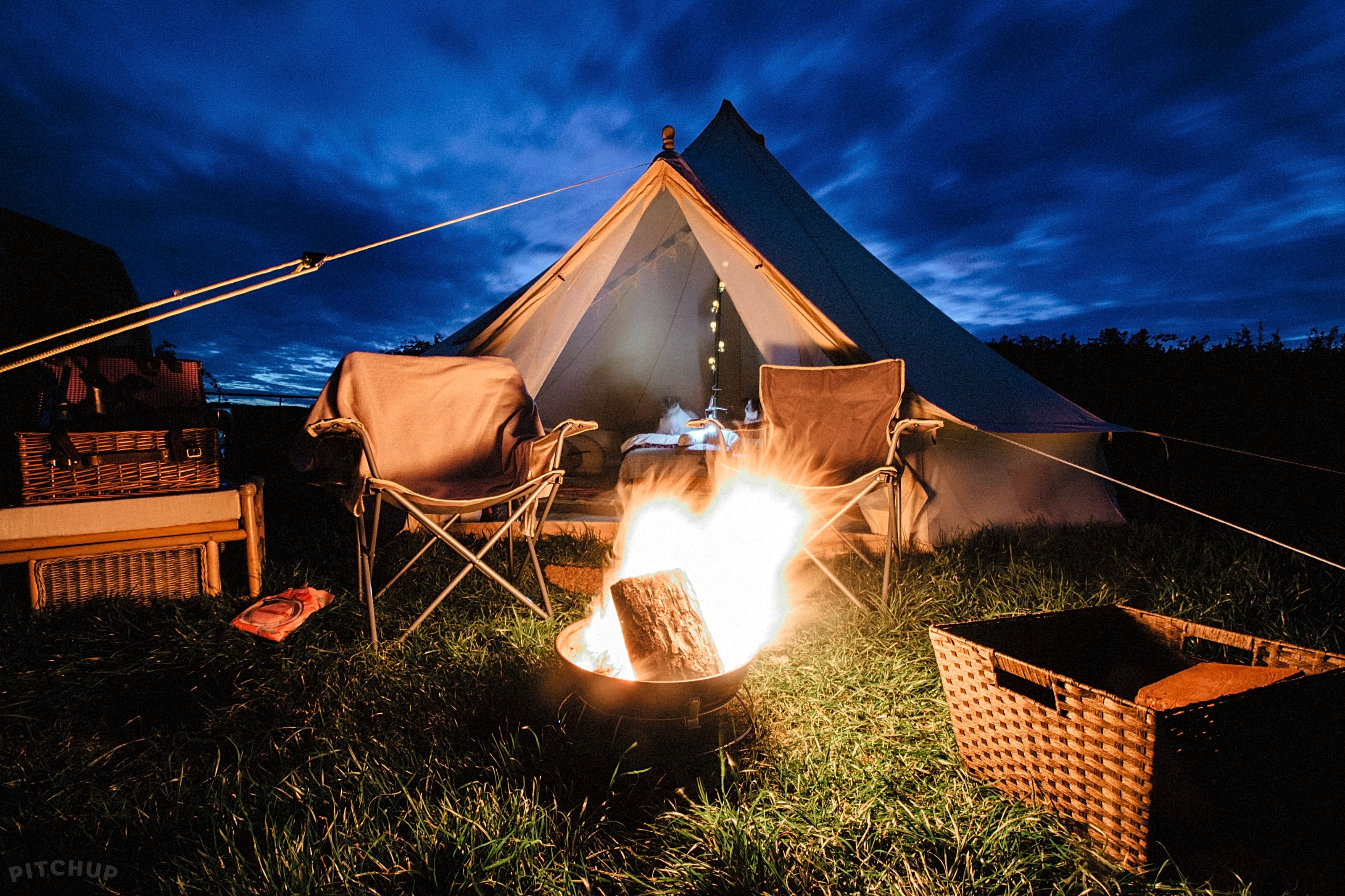 Camping company. Глэмпинг вигвам. Белл тент глэмпинг. Палаточный кемпинг глэмпинг. Глэмпинг в Англии.