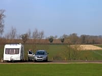 Emplacement pour véhicule de tourisme sur herbe avec branchements d'eau, d'égout et d'électricité