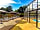 Camping Le Kergariou: Sun terrace with sunbeds and umbrellas by the pool