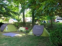 Lote para tenda pavimentado e de grama com eletricidade opcional (mochileiro, sem carros, sozinho)