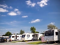 Parcel·la de terra dur amb electricitat per a caravanes