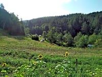 Kempovací místo pro stan, pro rozkládací obytný přívěs nebo pro cestovní karavan s možností elektrické přípojky s trávníkem