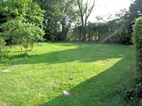 Parcel·la de gespa amb electricitat opcional per a tenda de campanya