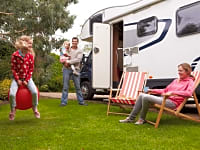 Parcel·la de gespa i terra dur amb electricitat per a autocaravana