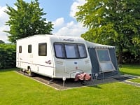 Op verharde ondergrond staplaats voor caravan en/of camper , met elektriciteit