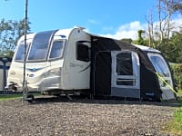 Plass for campingvogn på hardt underlag , med strøm (medium, med strøm og vann)