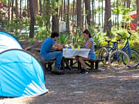 Lote para tenda de brita e terra com eletricidade
