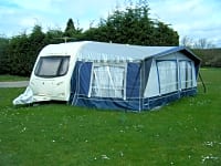 Areal kørende campingvogn med hårdt underlag med elektricitet