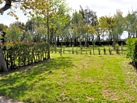 Parcel·la de gespa i graveta amb electricitat