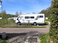 Parcel·la de gespa i terra dur amb aigua, llum i desguàs per a autocaravana