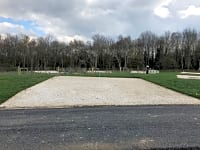 Parcel·la de graveta i terra dur amb electricitat per a caravanes