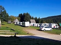 Kempovací místo pro stan nebo pro rozkládací obytný přívěs s možností elektrické přípojky tráva a hlína (4 osoby)