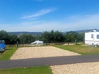 Emplacement pour véhicule de tourisme sur sol dur avec branchements d'eau, d'égout et d'électricité