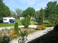 Parcel·la de gespa i terra dur amb electricitat per a caravanes