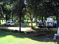 Parcel·la de terra i gespa amb electricitat opcional per a autocaravana