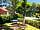 WeCamp San Sebastián: Green area with ping pong table and benches
