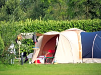 Emplacement pour tente, pour caravane pliante ou pour caravane sur herbe avec électricité optionnelle
