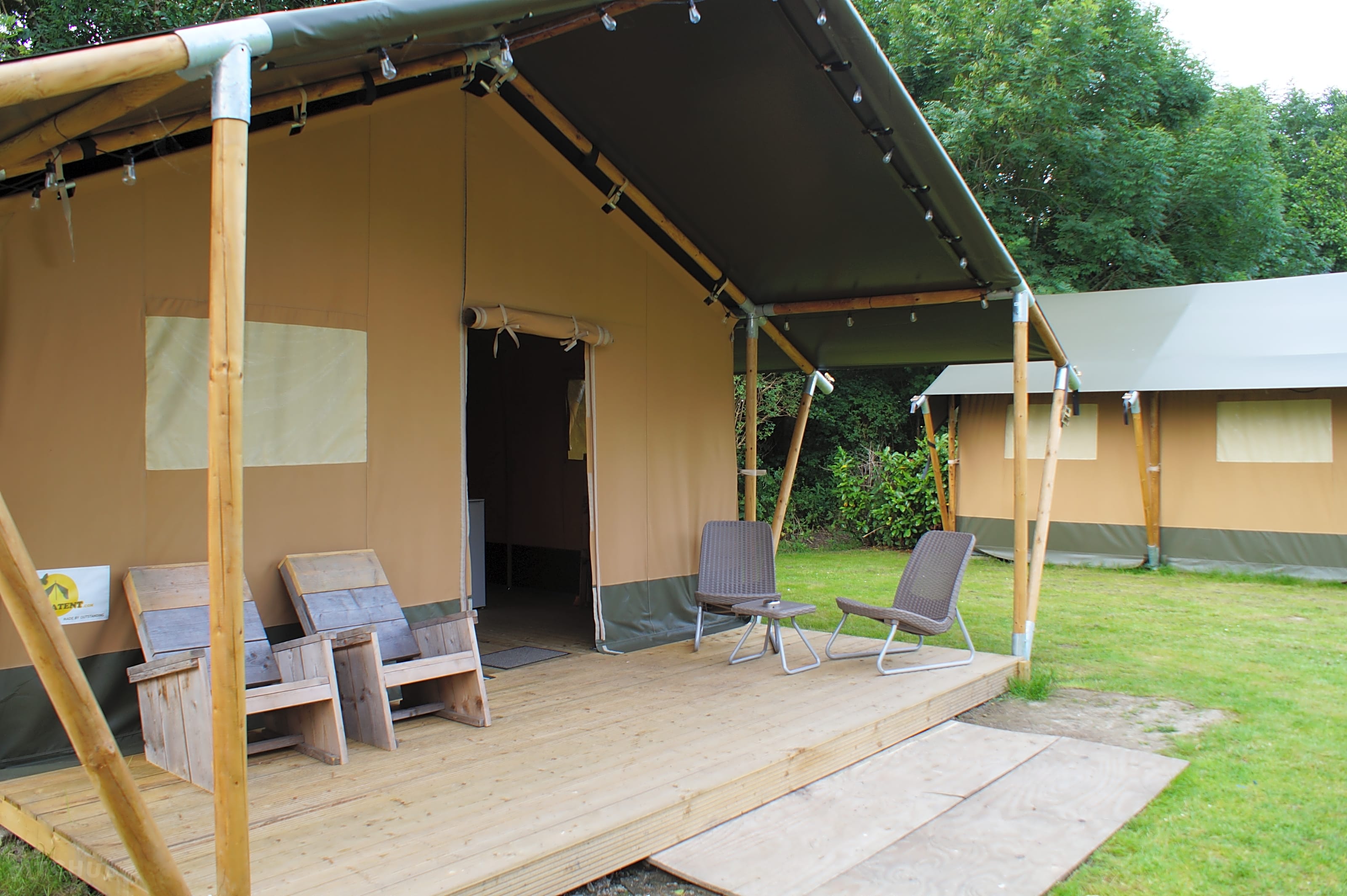 Encyclopedie religie Brullen Vodatent at Camping Gorishoek, Tholen, Zeeland - Pitchup®