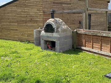 Pizza oven and barbecue